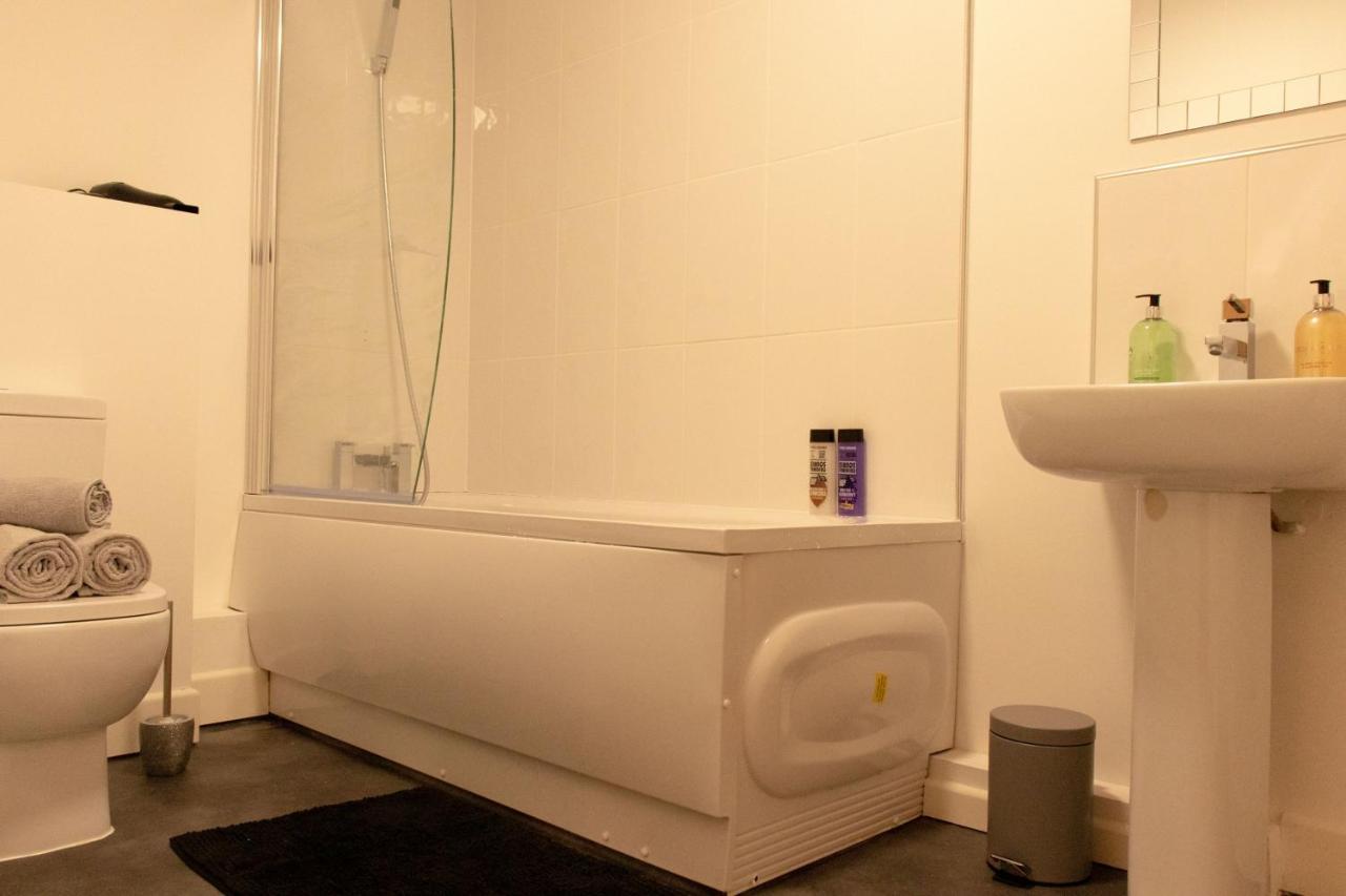 Livestay-Modern Apartment Minutes Away From Heathrow スラウ エクステリア 写真