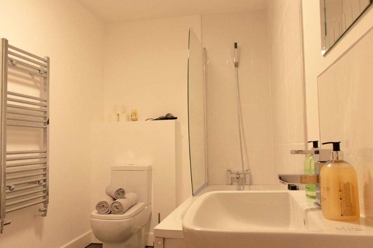 Livestay-Modern Apartment Minutes Away From Heathrow スラウ エクステリア 写真